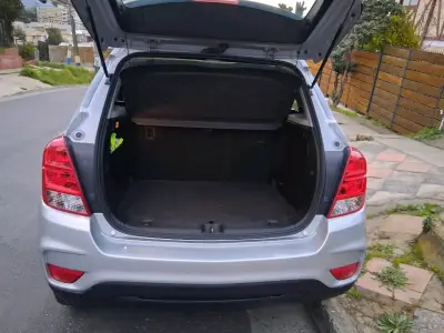 Chevrolet SUV gris en buen estado - miniatura 4