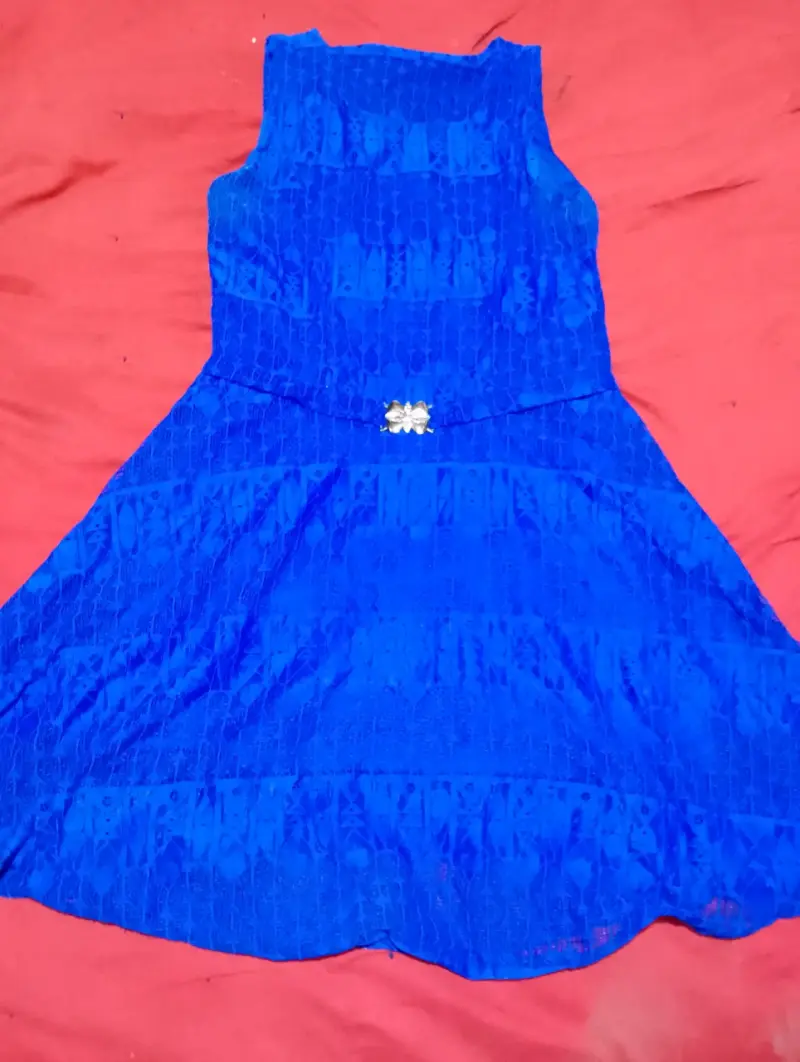 Vestido azul sin mangas con detalle decorativo - 1
