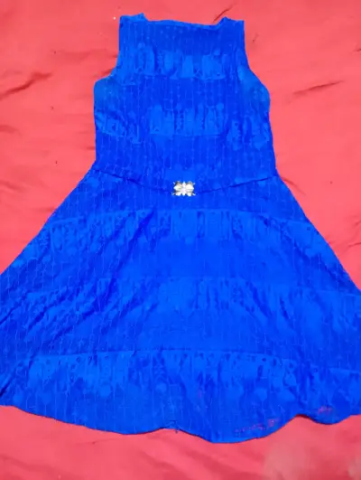 Vestido azul sin mangas con detalle decorativo - miniatura 1