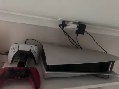 Consola PlayStation 5 con dos controles - miniatura 1