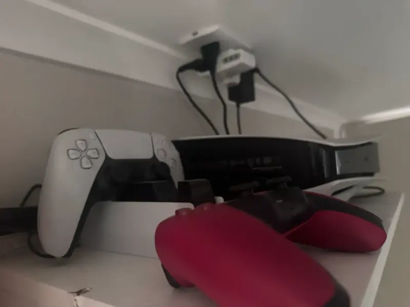 Consola PlayStation 5 con dos controles - 2