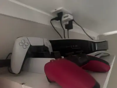 Consola PlayStation 5 con dos controles - miniatura 2