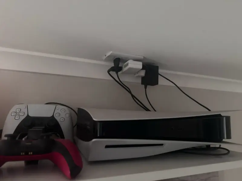 Consola PlayStation 5 con dos controles - 3