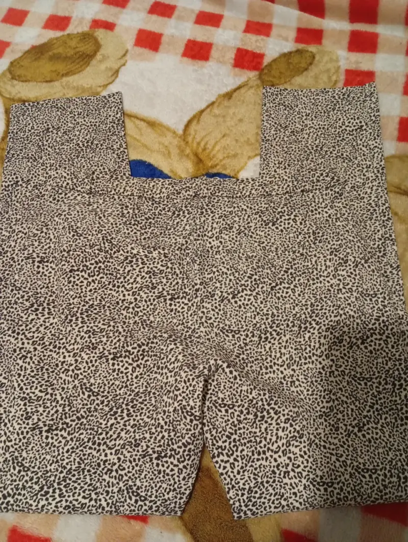 Pantalón animal print Mango talla 40 - 1