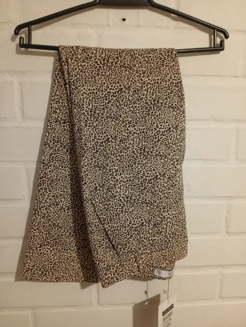Pantalón animal print Mango talla 40 - 4