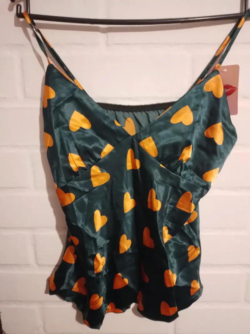 Pijama de satén con corazones amarillos - 1