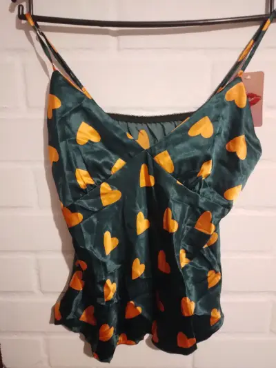 Pijama de satén con corazones amarillos - miniatura 1