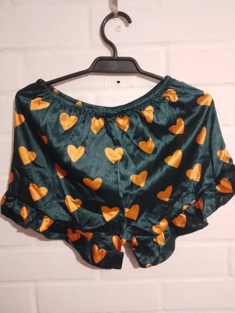 Pijama de satén con corazones amarillos - 2