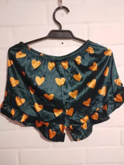 Pijama de satén con corazones amarillos - miniatura 2