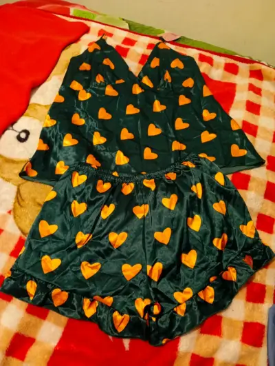 Pijama de satén con corazones amarillos - miniatura 3
