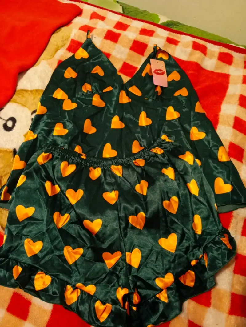 Pijama de satén con corazones amarillos - 4