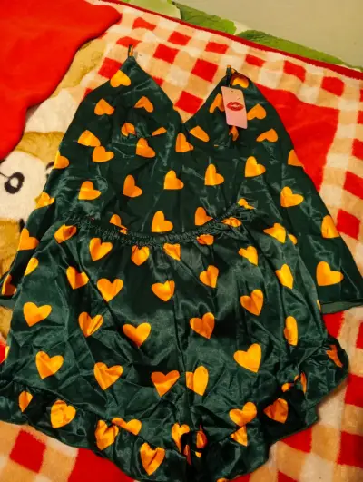 Pijama de satén con corazones amarillos - miniatura 4