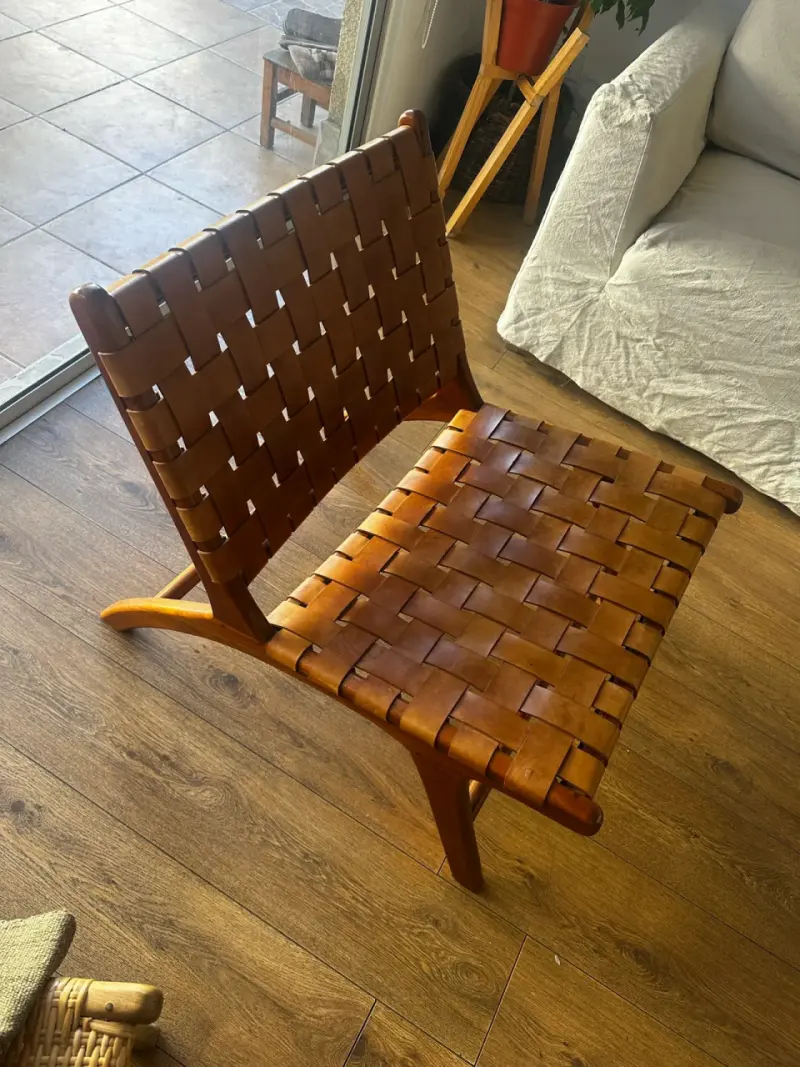 Silla de madera con asiento tejido en cuero - 1