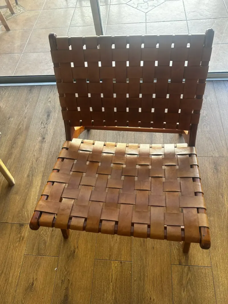 Silla de madera con asiento tejido en cuero - 2