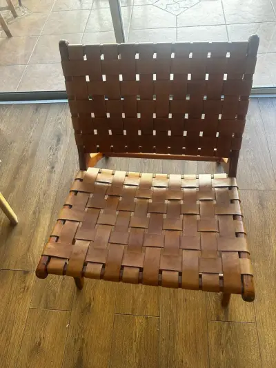 Silla de madera con asiento tejido en cuero - miniatura 2