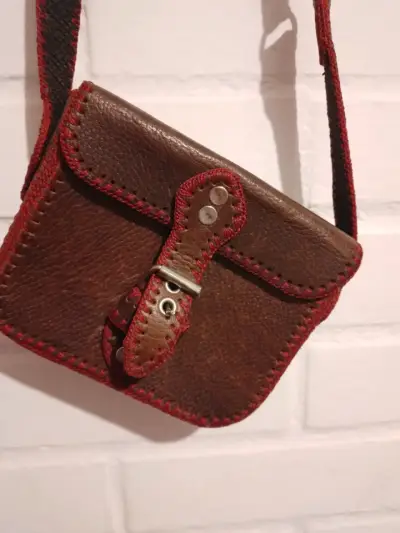 Bolso de cuero artesanal marrón con costuras rojas - miniatura 1