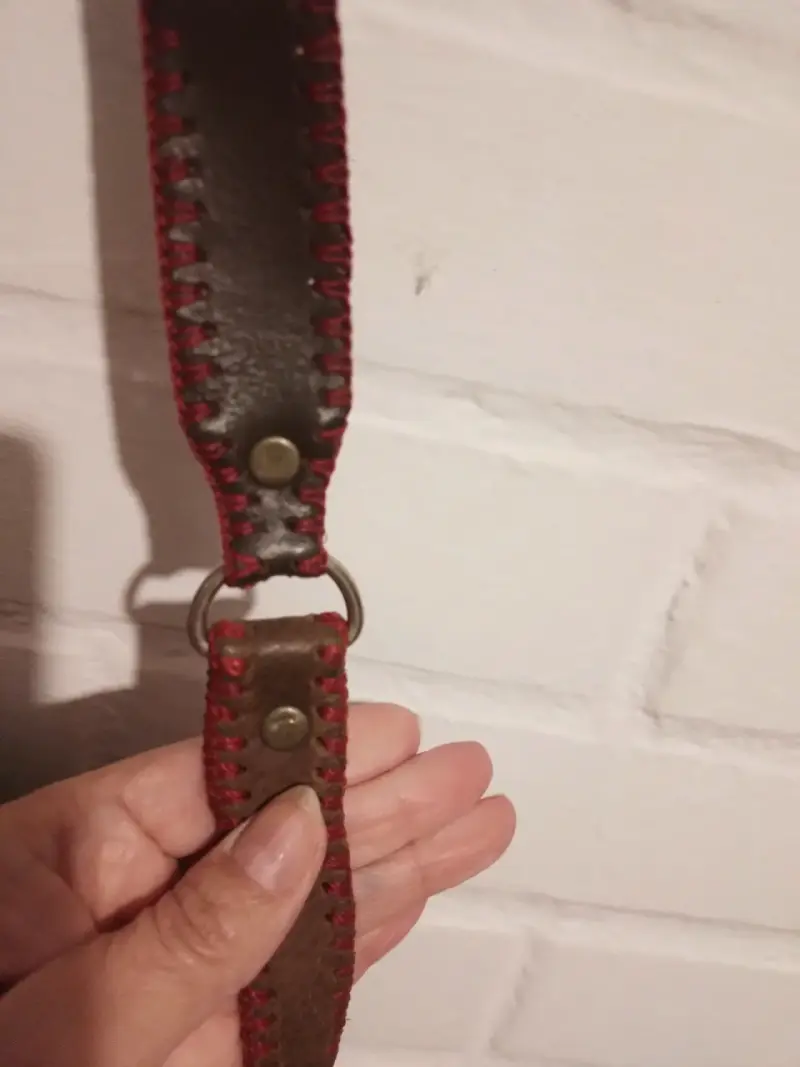 Bolso de cuero artesanal marrón con costuras rojas - 2