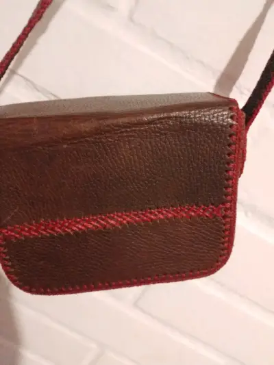 Bolso de cuero artesanal marrón con costuras rojas - miniatura 3