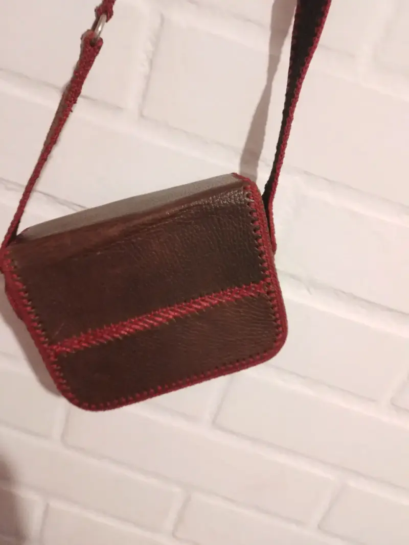 Bolso de cuero artesanal marrón con costuras rojas - 4