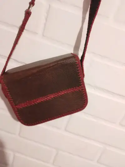 Bolso de cuero artesanal marrón con costuras rojas - miniatura 4