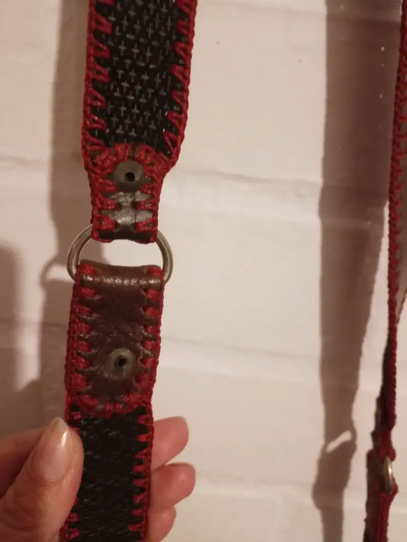 Bolso de cuero artesanal marrón con costuras rojas - 5