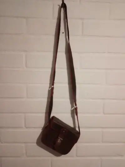 Bolso de cuero artesanal marrón con costuras rojas - miniatura 6