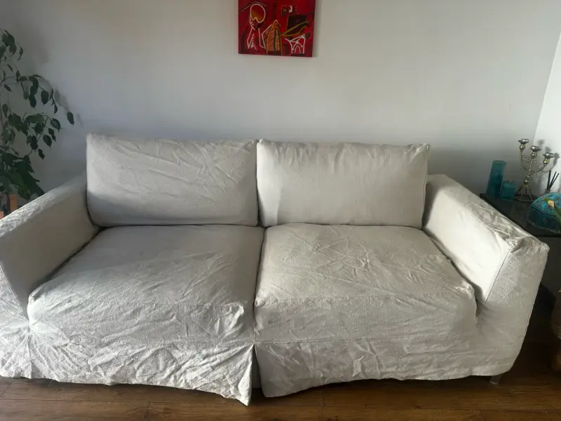 Sofá de tres plazas beige con funda - 1