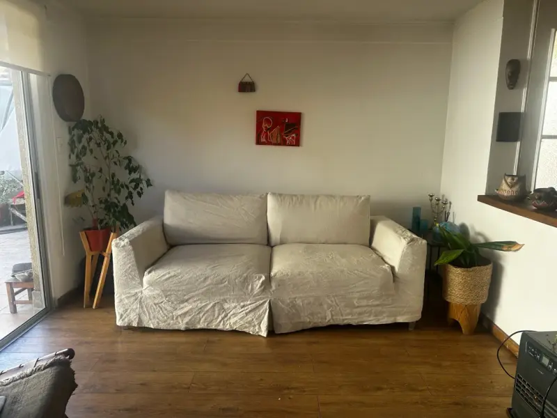 Sofá de tres plazas beige con funda - 2