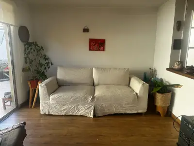 Sofá de tres plazas beige con funda - miniatura 2