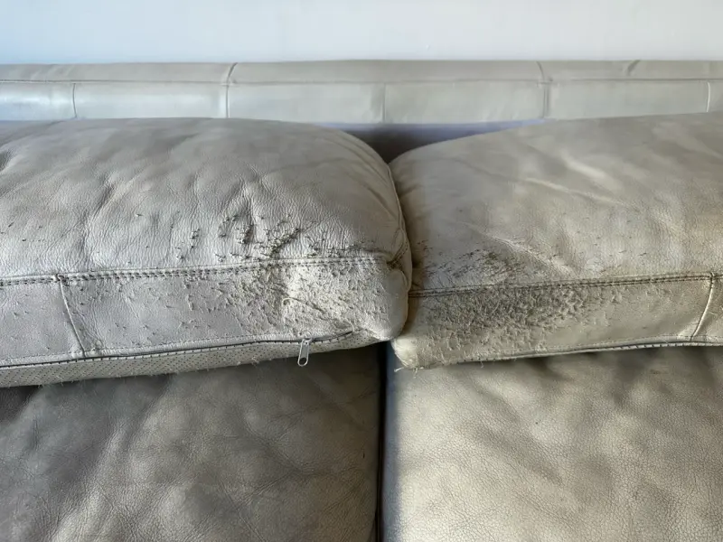 Sofá de tres plazas beige con funda - 3