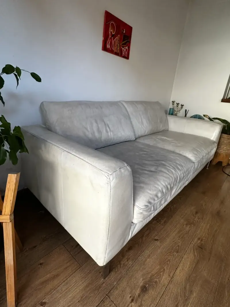 Sofá de tres plazas beige con funda - 4