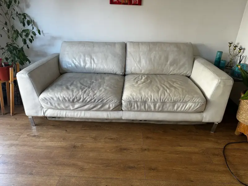 Sofá de tres plazas beige con funda - 5