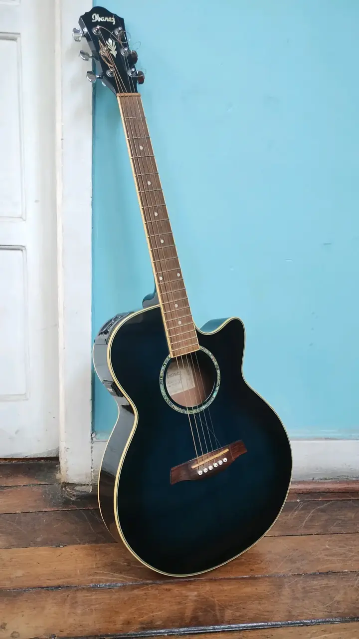 Guitarra electroacústica Ibanez azul con ecualizador - 1