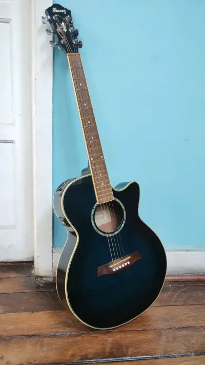 Guitarra electroacústica Ibanez azul con ecualizador - miniatura 1