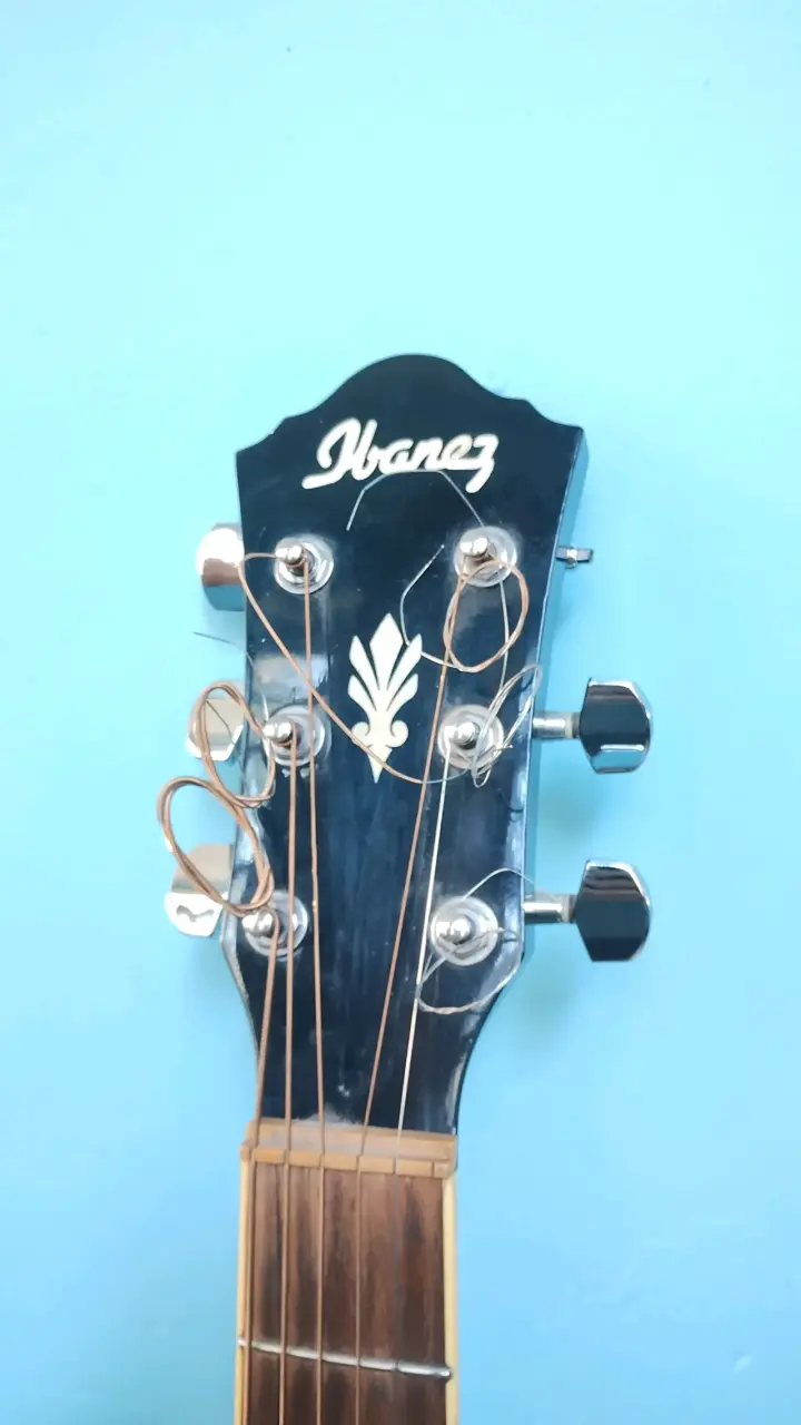 Guitarra electroacústica Ibanez azul con ecualizador - 2