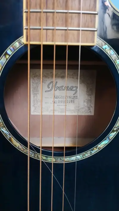 Guitarra electroacústica Ibanez azul con ecualizador - miniatura 4