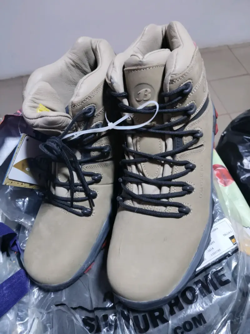 Botas de Montaña Beige con Cordones