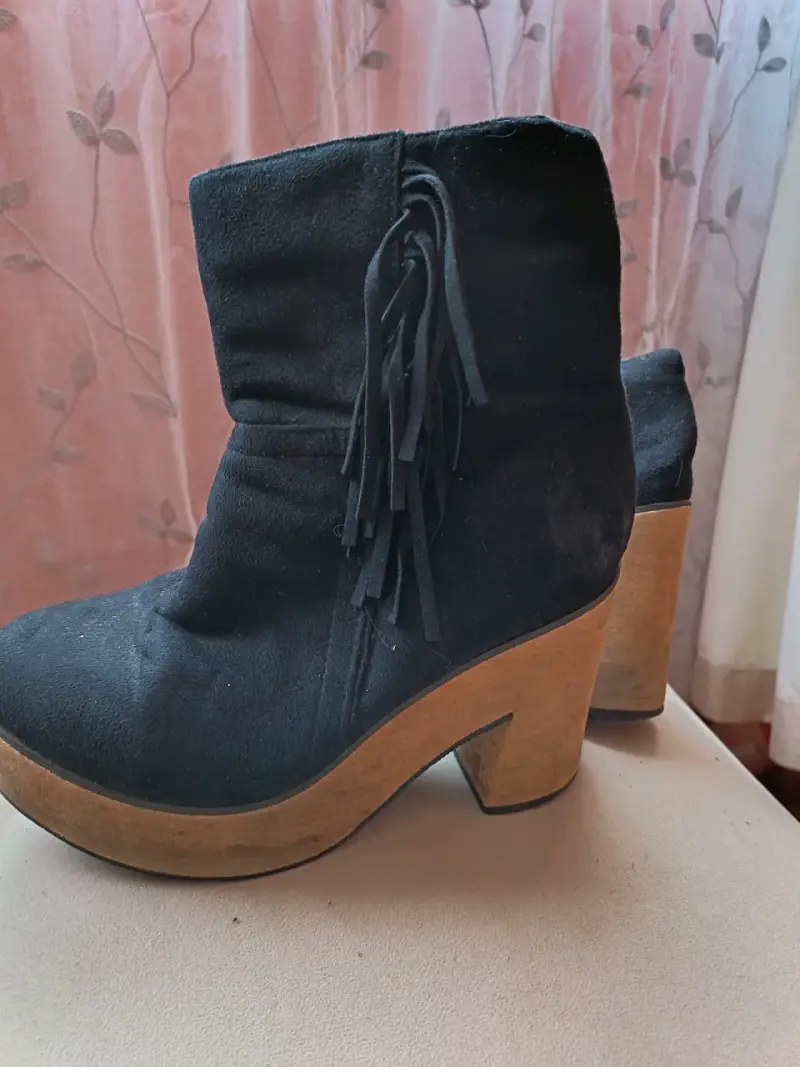 Botines de gamuza negros con plataforma y flecos - 1