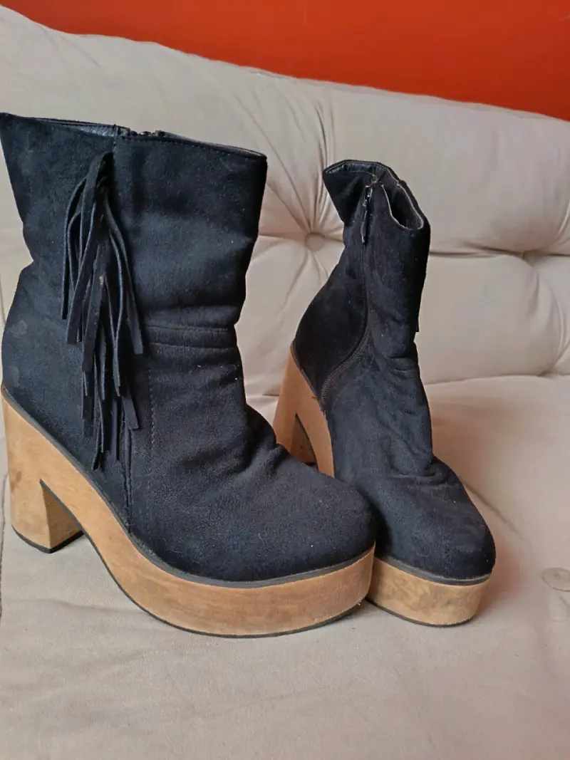 Botines de gamuza negros con plataforma y flecos - 2