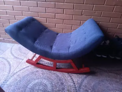 Silla mecedora tapizada azul con base de madera - miniatura 1
