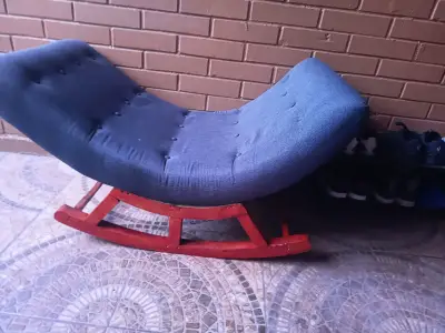 Silla mecedora tapizada azul con base de madera - miniatura 2