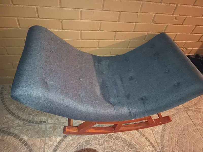 Silla mecedora tapizada azul con base de madera - 3