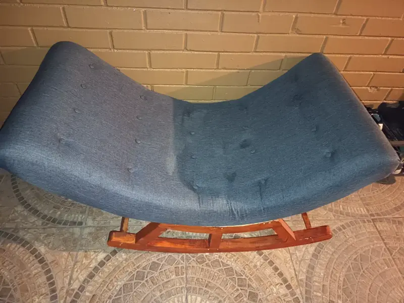 Silla mecedora tapizada azul con base de madera - 4
