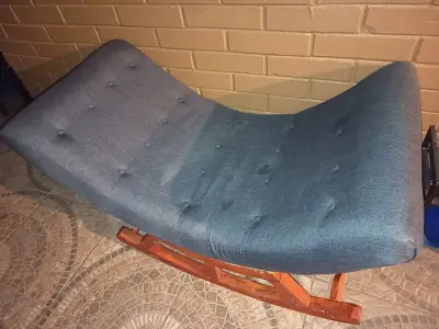 Silla mecedora tapizada azul con base de madera - miniatura 5