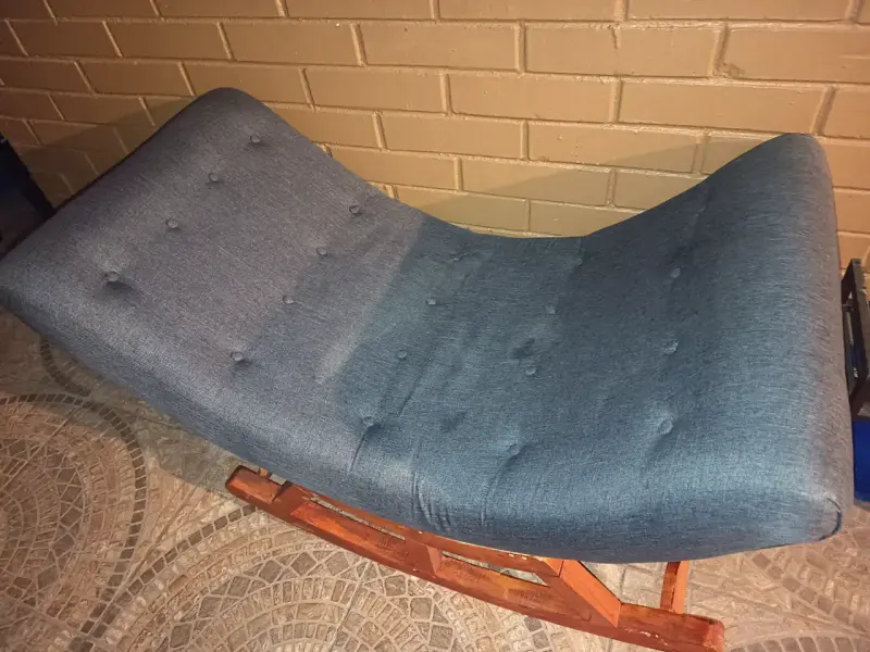 Silla mecedora tapizada azul con base de madera - 6