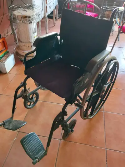 Silla de Ruedas Plegable Negra en Buen Estado - miniatura 1