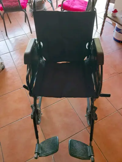 Silla de Ruedas Plegable Negra en Buen Estado - miniatura 2