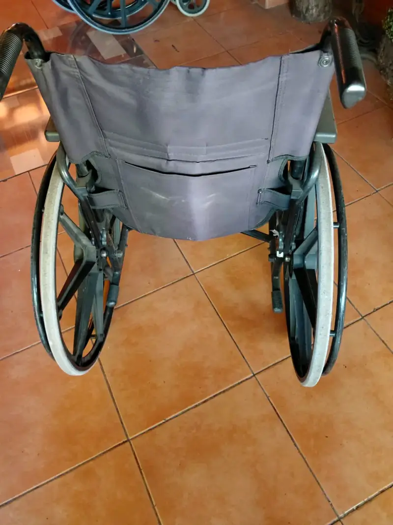 Silla de Ruedas Plegable Negra en Buen Estado - 3