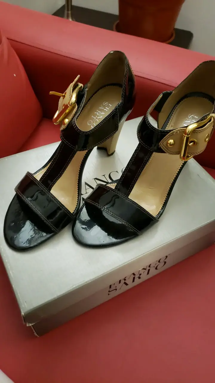 Sandalias de tacón negro Franco Sarto con hebilla dorada - 1