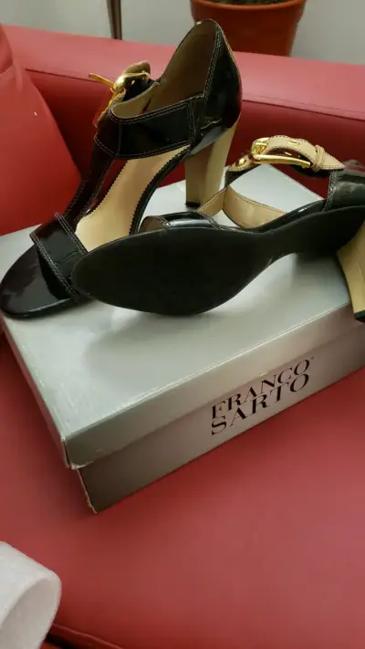 Sandalias de tacón negro Franco Sarto con hebilla dorada - miniatura 2